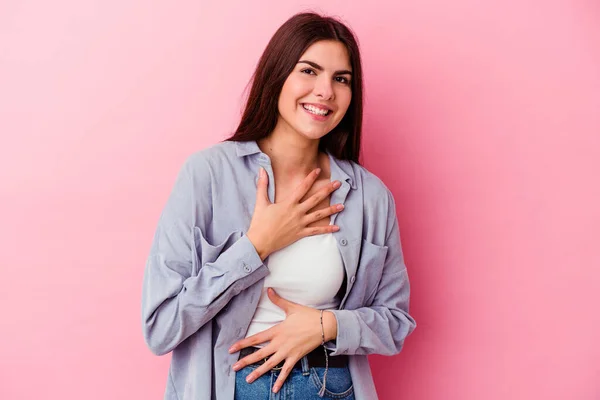 Giovane Donna Caucasica Isolata Sfondo Rosa Ride Felicemente Diverte Tenere — Foto Stock