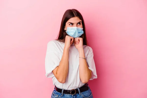 Giovane Donna Caucasica Indossa Una Maschera Virus Isolato Sfondo Rosa — Foto Stock