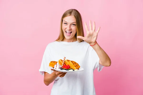 Genç Rus Kadın Waffle Yiyor Zole Edilmiş Elleriyle Numarayı Gösteriyor — Stok fotoğraf