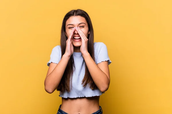 Giovane Donna Indiana Isolata Sfondo Giallo Dicendo Pettegolezzo Indicando Lato — Foto Stock