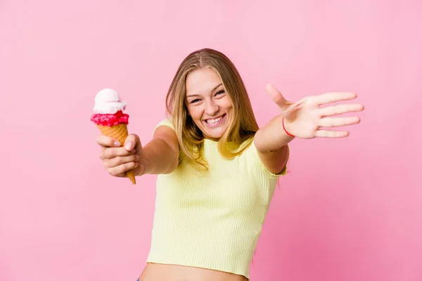 Jovem Russa Comendo Sorvete Isolado Sente Confiante Dando Abraço Câmera — Fotografia de Stock