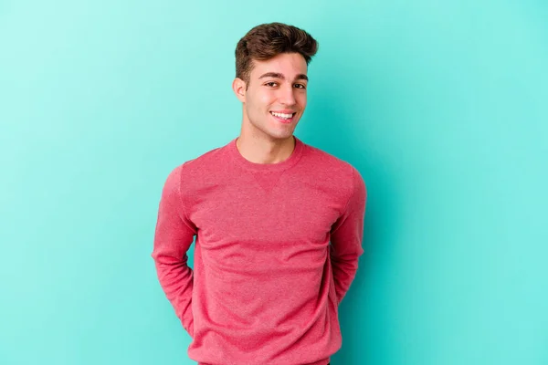 Joven Hombre Caucásico Aislado Sobre Fondo Azul Feliz Sonriente Alegre — Foto de Stock