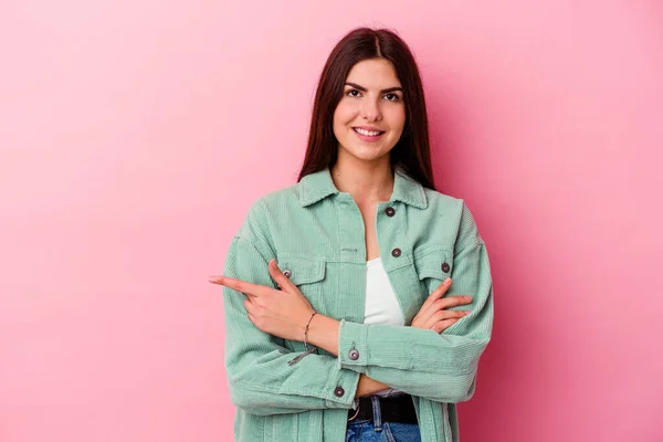 Jonge Kaukasische Vrouw Geïsoleerd Roze Achtergrond Glimlachen Vrolijk Wijzend Met — Stockfoto