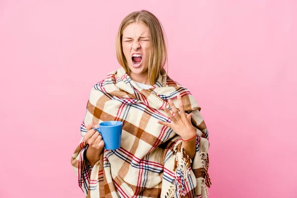 Young Russian Woman Wrapped Blanket Drinking Coffee Screaming Very Angry — Stock Photo, Image