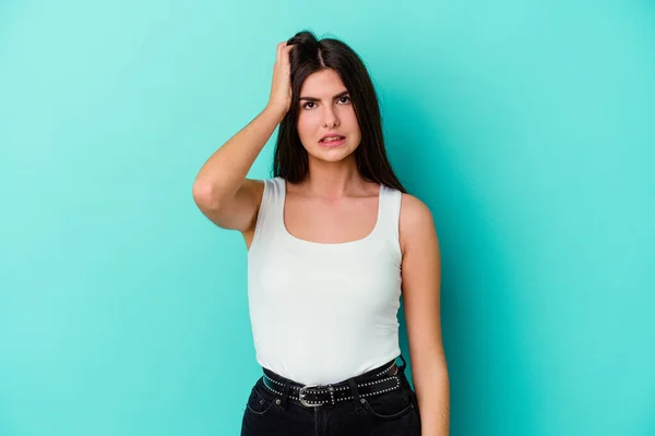 Jeune Femme Caucasienne Isolée Sur Fond Bleu Étant Choquée Elle — Photo