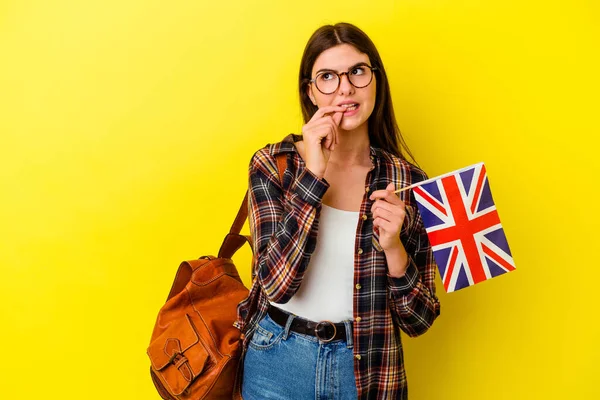 Jonge Vrouw Studeren Engels Geïsoleerd Roze Achtergrond Ontspannen Denken Iets — Stockfoto