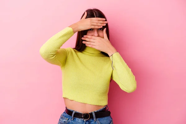 Junge Kaukasische Frau Auf Rosa Hintergrund Isoliert Blinzelt Durch Finger — Stockfoto