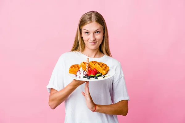 Genç Rus Kadın Bir Waffle Yiyor Zole Edilmiş Bir Şekilde — Stok fotoğraf
