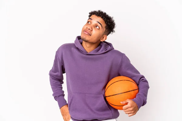 Jovem Afro Americano Encaracolado Homem Isolado Jogando Basquete Sonhando Alcançar — Fotografia de Stock