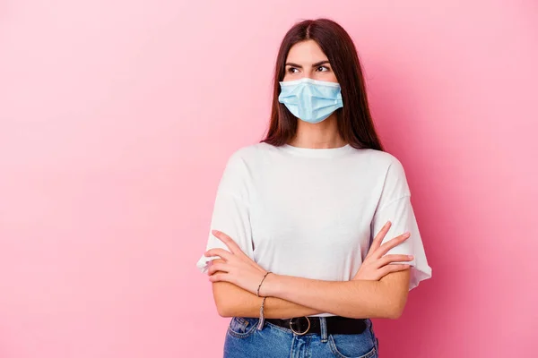 Giovane Donna Caucasica Indossa Una Maschera Virus Isolato Sfondo Rosa — Foto Stock