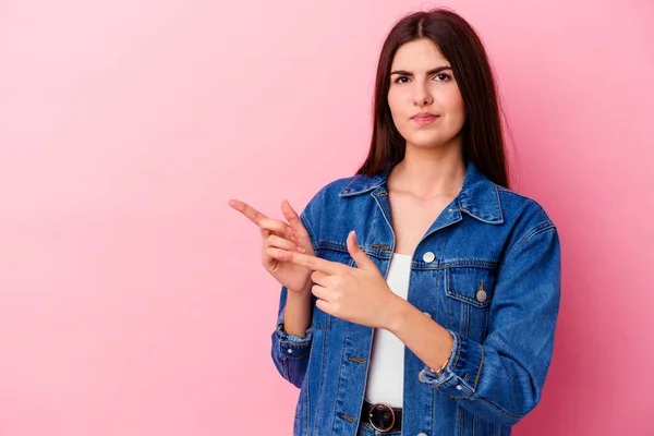 Jonge Blanke Vrouw Geïsoleerd Roze Achtergrond Geschokt Wijzend Met Wijsvingers — Stockfoto