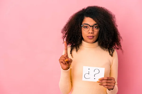 Jovem Afro Americana Encaracolada Segurando Interrogatório Cartaz Mostrando Número Com — Fotografia de Stock