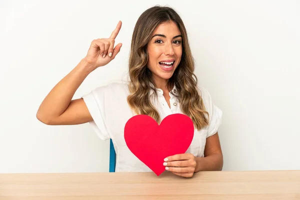 Jonge Blanke Vrouw Met Een Valentijnsdag Hart Geïsoleerd Met Een — Stockfoto