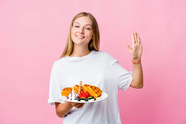 Waffle Yiyen Genç Rus Kadın Yalnız Neşeli Gülümseyerek Beş Numarayı — Stok fotoğraf