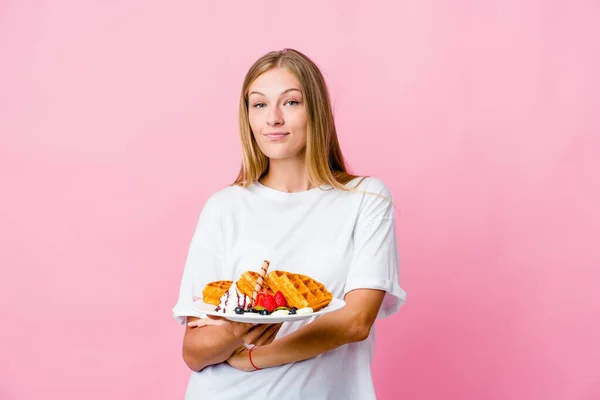 Mujer Rusa Joven Comiendo Waffle Aislado Que Siente Seguro Cruzando —  Fotos de Stock