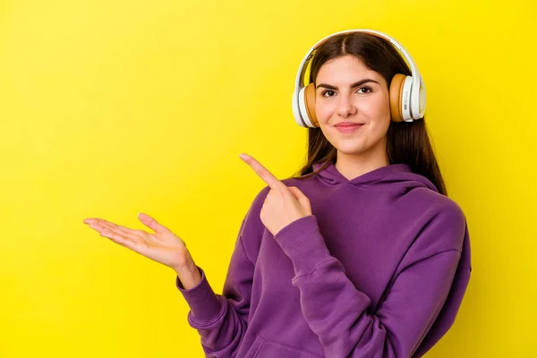 Νεαρή Καυκάσια Γυναίκα Ακούγοντας Μουσική Ακουστικά Απομονωμένα Ροζ Φόντο Ενθουσιασμένη — Φωτογραφία Αρχείου