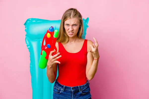 Joven Mujer Rusa Jugando Con Una Pistola Agua Con Colchón —  Fotos de Stock