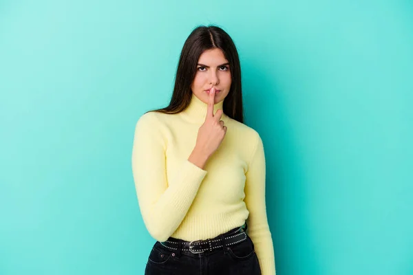 Jeune Femme Caucasienne Isolée Sur Fond Bleu Pensant Levant Les — Photo