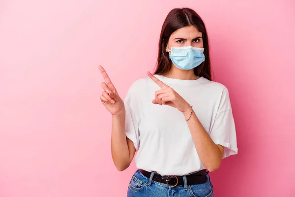 Giovane Donna Caucasica Indossa Una Maschera Virus Isolato Sfondo Rosa — Foto Stock