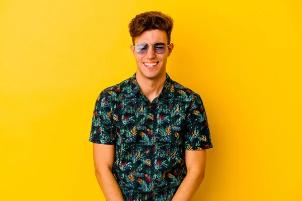 Junger Kaukasischer Mann Hawaiihemd Auf Gelbem Hintergrund Lacht Und Schließt — Stockfoto