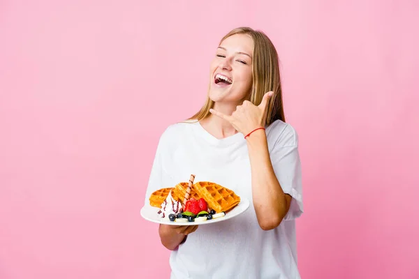 Junge Russin Isst Vereinzelt Waffel Und Zeigt Handygeste Mit Den — Stockfoto