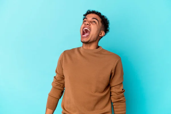 Joven Africano Americano Rizado Hombre Aislado Azul Gritando Muy Enojado — Foto de Stock