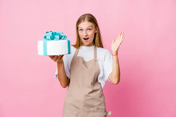 Joven Panadera Rusa Sosteniendo Delicioso Pastel Recibiendo Una Agradable Sorpresa —  Fotos de Stock