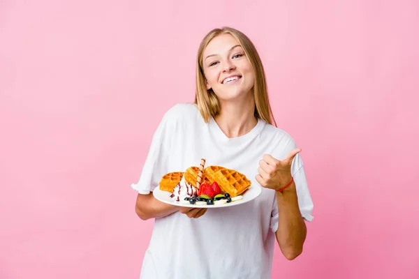 Waffle Yiyen Genç Rus Kadın Kendini Soyutlamış Iki Parmağını Kaldırmış — Stok fotoğraf
