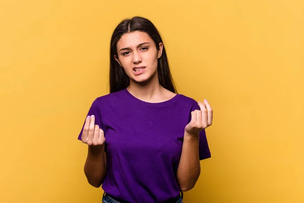 Mujer India Joven Aislada Sobre Fondo Amarillo Mostrando Que Tiene — Foto de Stock