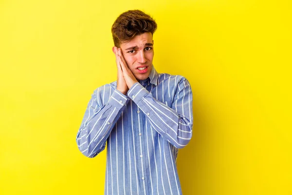 Joven Hombre Caucásico Aislado Sobre Fondo Amarillo Bostezando Mostrando Gesto — Foto de Stock