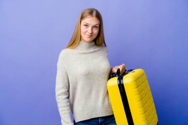 Genç Rus kadın, mutlu, güler yüzlü ve neşeli bir şekilde seyahat etmek için bavul tutuyor..