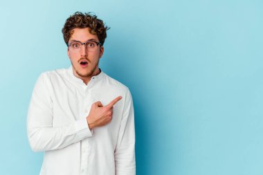 Kafkasyalı genç bir iş adamı mavi arka planda izole edilmiş.