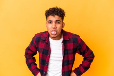 Genç Afro-Amerikalı kıvırcık adam, mor renkli ve arkadaş canlısı bir dille izole edilmiş..