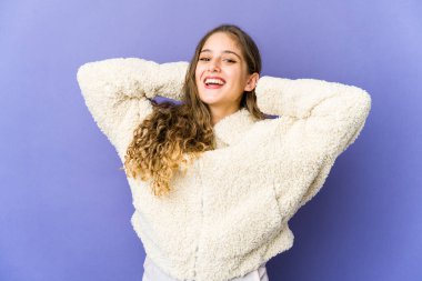 Genç, beyaz, tatlı bir kadın. Kollarını açıyor, rahat bir pozisyonda..