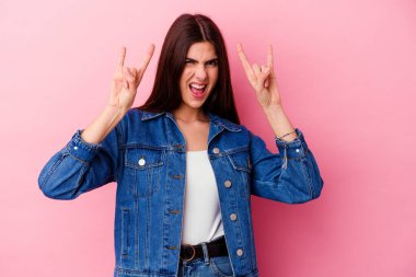 Pembe arka planda izole edilmiş genç beyaz kadın boynuzlarını devrim konsepti olarak gösteriyor..