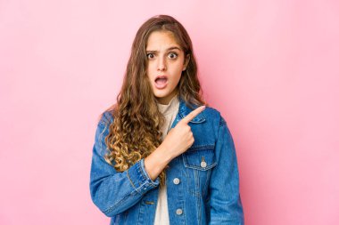 Yan tarafı gösteren beyaz bir kadın.