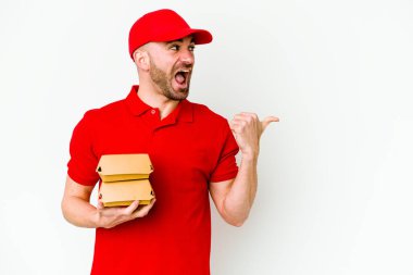 Beyaz arka plan noktalarında izole edilmiş beyaz tenli teslimatçı parmak uzakta, gülüyor ve kaygısız..