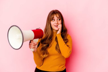 Kafkasyalı genç bir kadın elinde bir megafon tutarken izole edilmiş bir şekilde bir şeyin fotokopi odasına baktığını düşünürken rahatlamış..