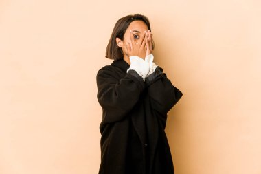 Genç İspanyol kadın parmaklarıyla gözünü kırp korkmuş ve gergin.