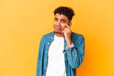 Genç Afro-Amerikan kıvırcık adamı, mor ağlayan, bir şeyden mutsuz, ıstırap ve kafa karışıklığı konsepti.