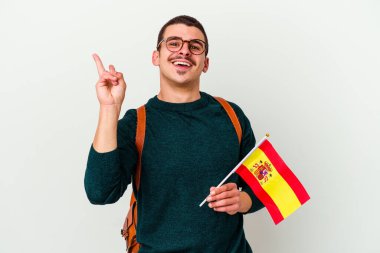 Beyaz arka planda izole edilmiş İngilizce okuyan beyaz bir adam neşeli ve kaygısız parmaklarıyla barış sembolü gösteriyor..