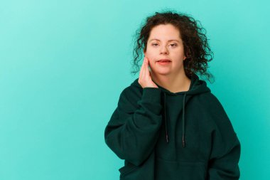 Down sendromlu kadın izole edilmiş. Bir şeyin fotokopi odasına baktığını düşünüyor..