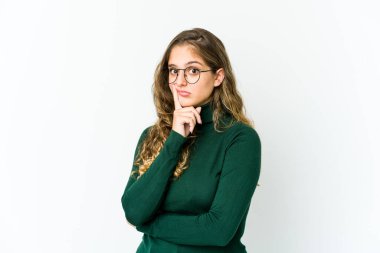 Genç, beyaz kadın, kameraya alaycı bir ifadeyle bakıyor..