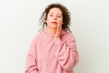 Down sendromlu bir kadın izole edilmiş, güçlü bir diş ağrısı ve azı dişi ağrısı var..