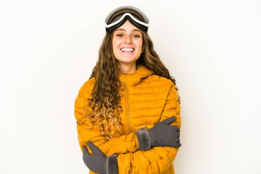 Genç beyaz kayakçı kadın yalnız gülüyor ve eğleniyor..