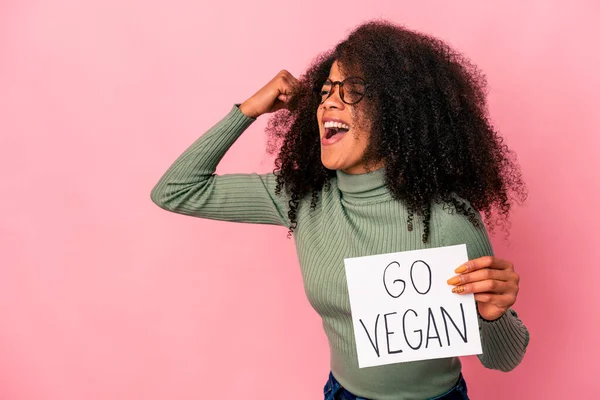 Jovem Afro Americana Encaracolada Segurando Cartaz Vegan Levantando Punho Depois — Fotografia de Stock