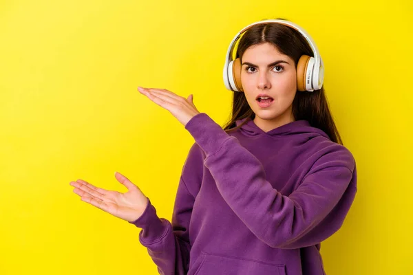Jonge Blanke Vrouw Luisteren Naar Muziek Met Koptelefoon Geïsoleerd Roze — Stockfoto