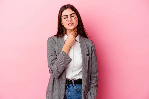 Mujer Negocios Caucásica Joven Aislada Sobre Fondo Rosa Sufre Dolor —  Fotos de Stock