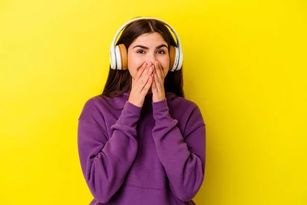 Jeune Femme Caucasienne Écoutant Musique Avec Des Écouteurs Isolés Sur — Photo