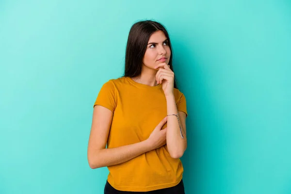 Jeune Femme Caucasienne Isolée Sur Fond Bleu Pensant Levant Les — Photo